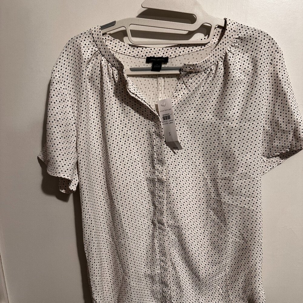 Ann Taylor polka dot short sleeve blouse. NWT. Small